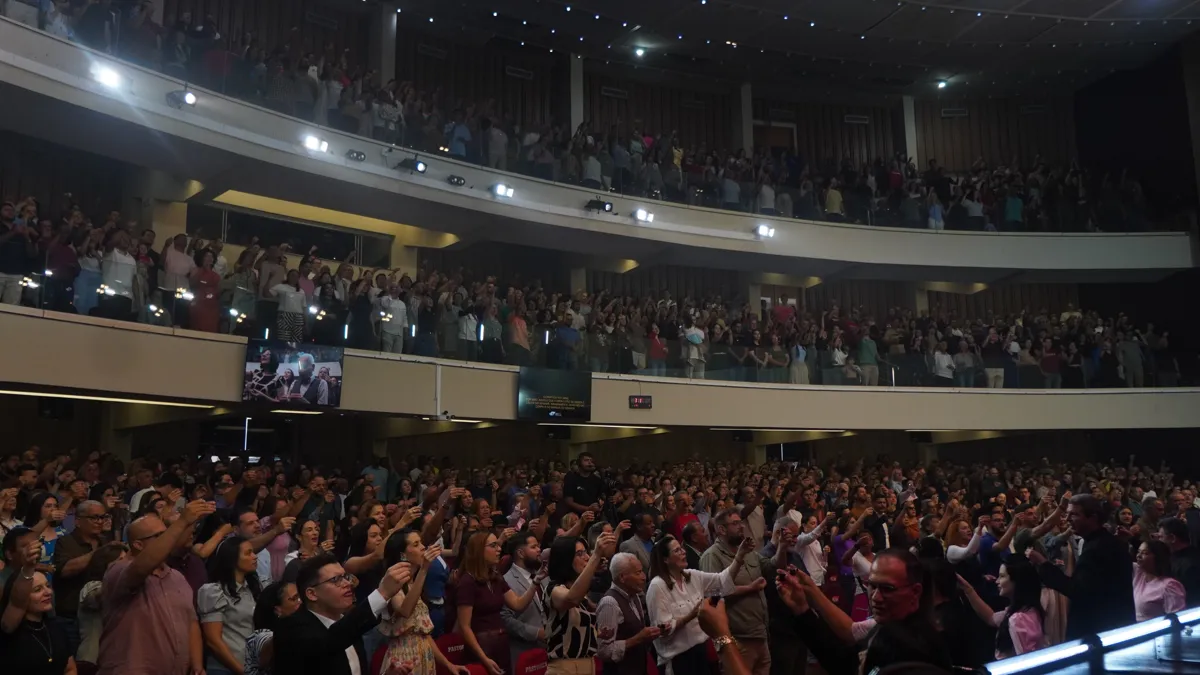 Igreja reunida em culto