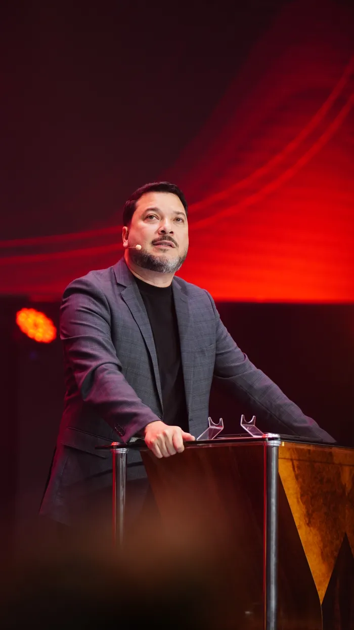 Pastor presidente da IBN Cristo Rei ministrando